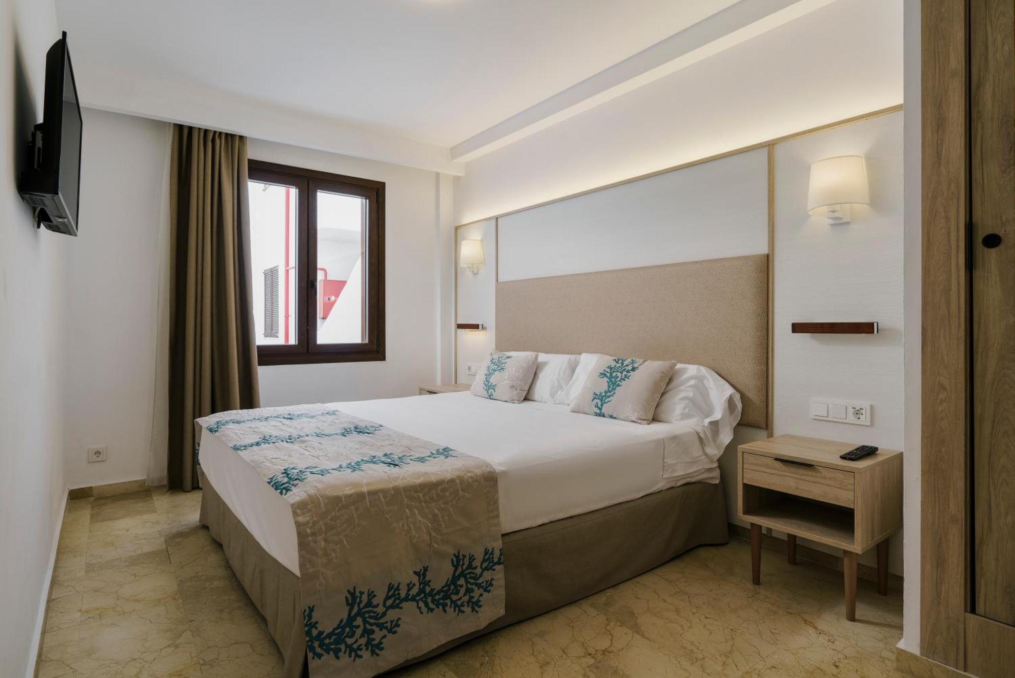 Alua Suites Las Rocas Cala D´Or エクステリア 写真