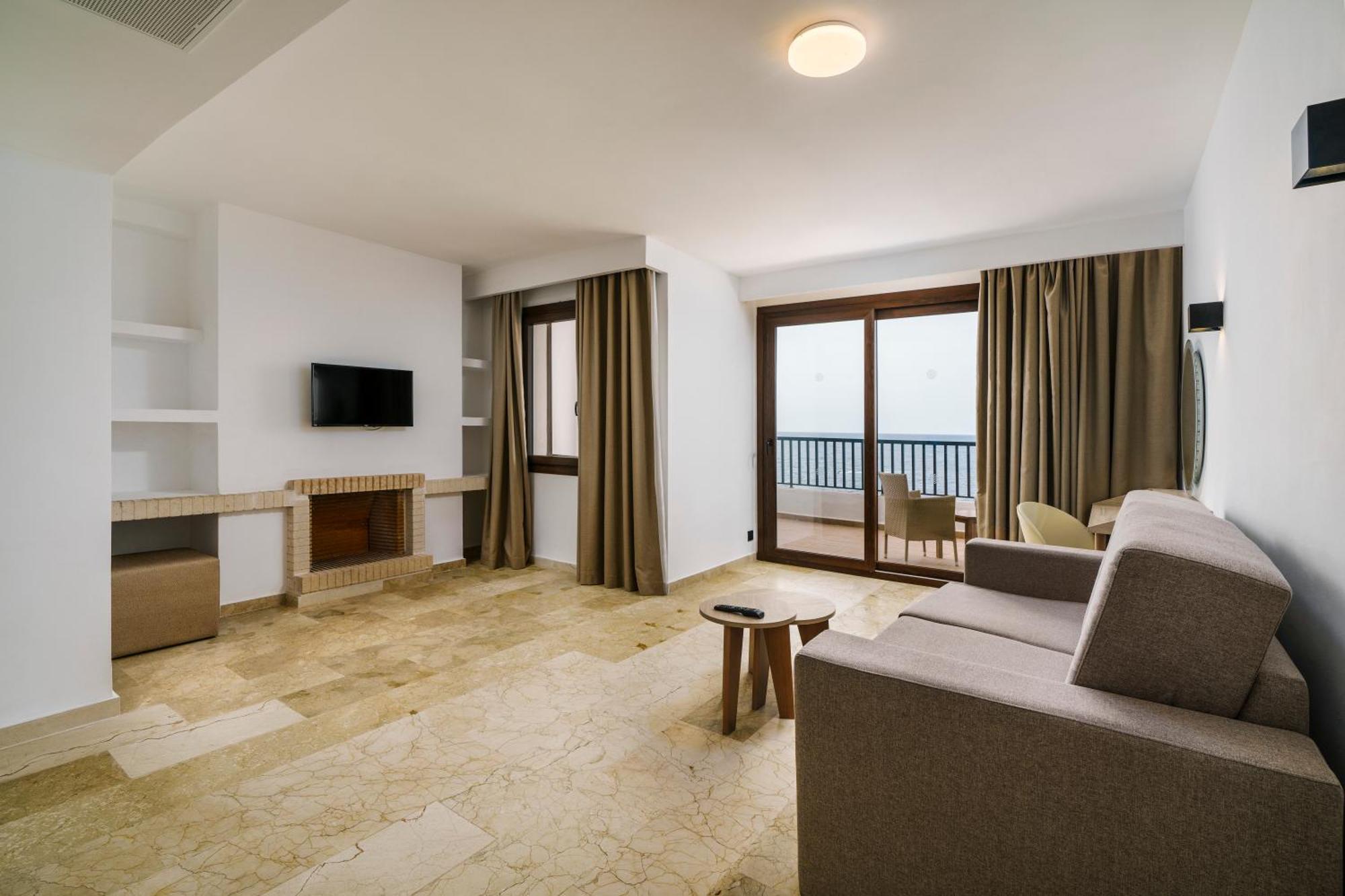Alua Suites Las Rocas Cala D´Or エクステリア 写真